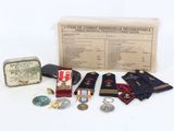 un grand nombre d'objets posés sur une table