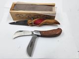 deux couteaux et une boîte posés sur une surface blanche