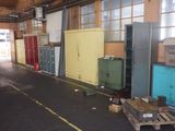 une pièce dans laquelle se trouvent de nombreuses armoires de différentes couleurs