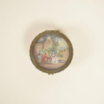 Tabatière ronde en bronze doré, ornée sur le couvercle d'un …