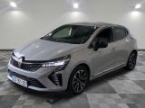 une voiture argentée est garée dans une grande pièce au sol en damier