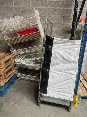 de nombreuses palettes en bois et en métal dans un entrepôt
