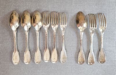 cinq fourchettes et six cuillères sur une table