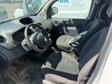 une voiture garée sur un parking, avec une camionnette en arrière-plan