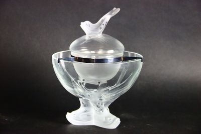 un bol en verre surmonté d'un oiseau