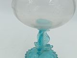 un petit bol en verre contenant un poisson