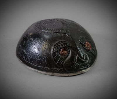 un gros plan d'un casque orné d'un dragon