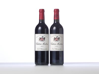 deux bouteilles de vin rouge posées l'une à côté de l'autre sur une table