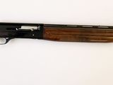 gros plan d'un fusil monté sur un mur