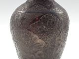 un vase posé sur une surface blanche
