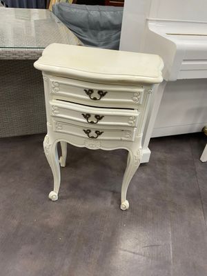 Un chevet en bois blanc trois tiroirs