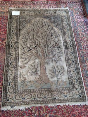 un tapis posé par terre, sur lequel est représenté un oiseau