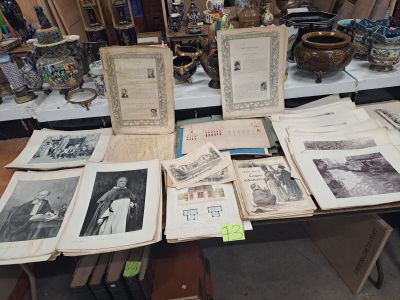 beaucoup de livres posés sur une table décorée d'images