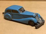une petite voiture bleue posée sur une table