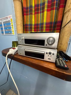 une chaîne hi-fi posée sur une étagère dans une pièce