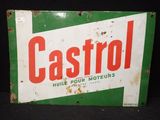 une vieille enseigne « Castrool » posée sur une table noire
