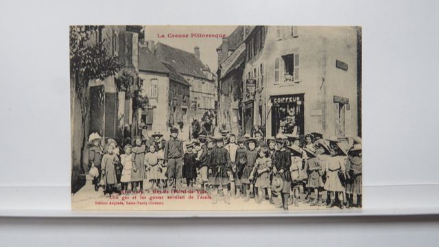 St-Vaury Rue de l’Hôtel-de-Ville. Très grosse animation. Carte ra...