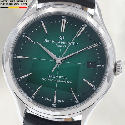 un gros plan d'une montre-bracelet au cadran vert