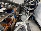 une image représentant une pièce remplie d'une multitude d'outils