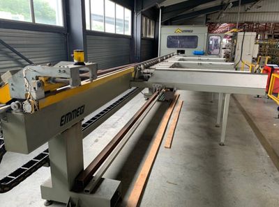 une machine qui travaille sur une pièce de bois