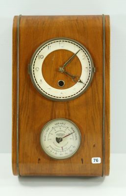 une image représentant une horloge en bois équipée d'un thermomètre et d'un baromètre