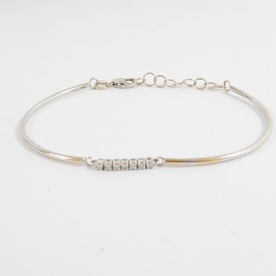 un bracelet en argent orné de trois perles en argent sur fond blanc