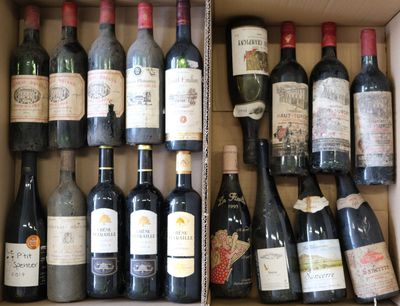 plusieurs bouteilles de vin dans une caisse sur la table