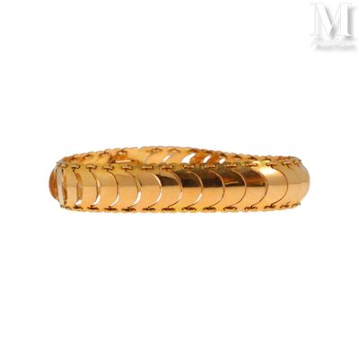 gros plan d'une bague en or sur fond blanc
