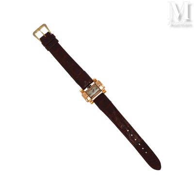 gros plan d'une montre sur fond blanc