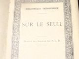 un livre ouvert sur une table