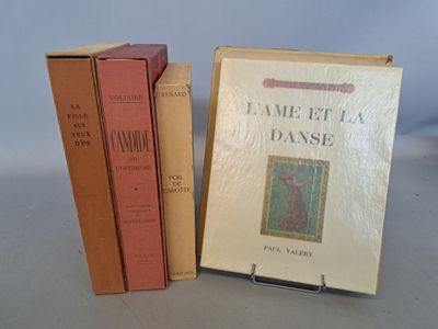 deux livres posés l'un à côté de l'autre sur une table