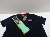 T-shirt bleu marine avec une cravate et une étiquette vertes et jaunes