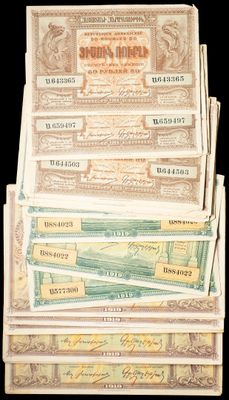 une pile de billets empilés les uns sur les autres