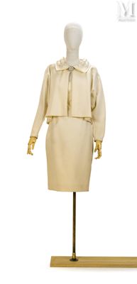 une photo d'un mannequin vêtu d'une robe et d'une veste couleur crème