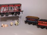 un petit train miniature avec des animaux sur les rails
