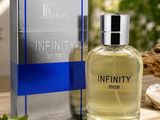 un flacon de parfum posé sur une table, à côté d'une boîte
