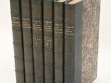 les livres sont empilés sur une surface blanche