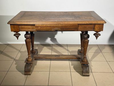 une table en bois avec un plateau en bois, posée sur un sol carrelé