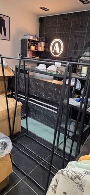 un lit superposé au milieu d'une pièce, avec des cartons par terre