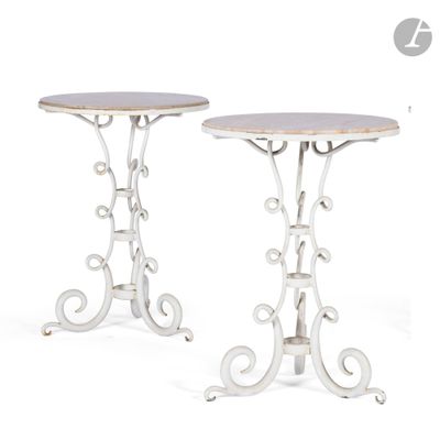 paire de tables en fer forgé blanc avec plateau en marbre