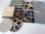 de nombreuses bobines de film posées sur une table