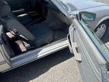 une voiture garée sur un parking, la portière ouverte