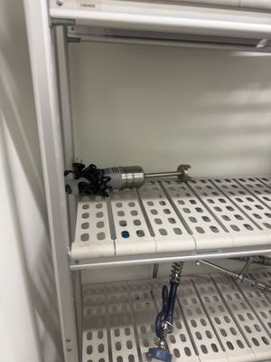 une étagère métallique sur laquelle sont posés tout un tas de fils