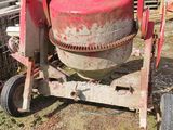 une bétonnière qui est garée dans la cour