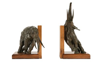une paire de serre-livres en forme d'éléphants sur des socles en bois, sur fond blanc