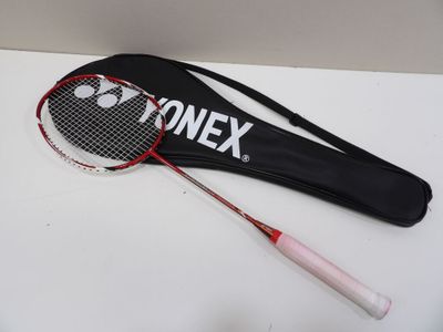 une raquette de tennis et un sac posés sur une table