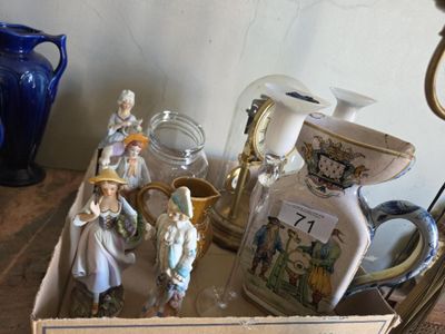de nombreuses figurines dans une boîte posée sur une table
