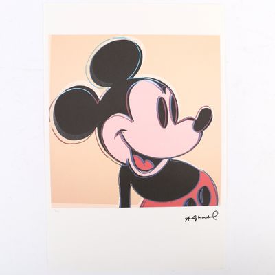 Reproduction artistique de Mickey Mouse sur fond blanc avec un arrière-plan jaune