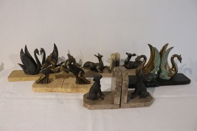 un grand nombre de figurines posées sur une table
