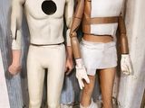 deux figurines qui se tiennent l'une à côté de l'autre